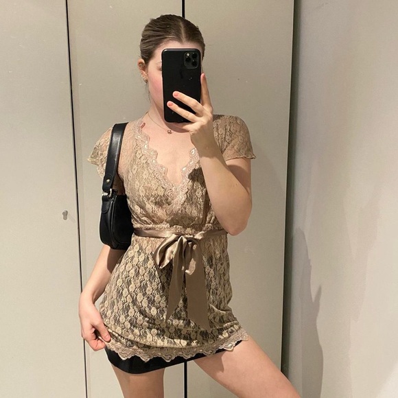 Beautiful vanity lace top 🤎🐻 - Picture 5 of 6